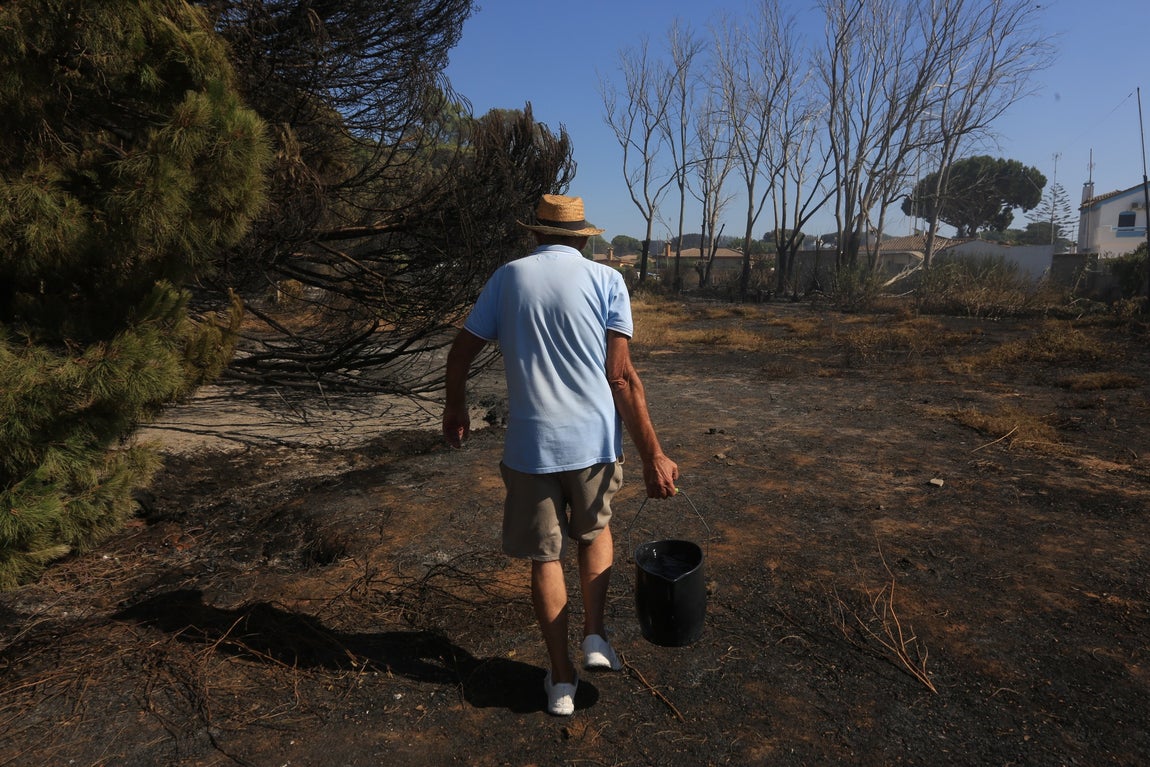 Fotos: Los vecinos se vuelcan para sofocar el incendio de Chiclana