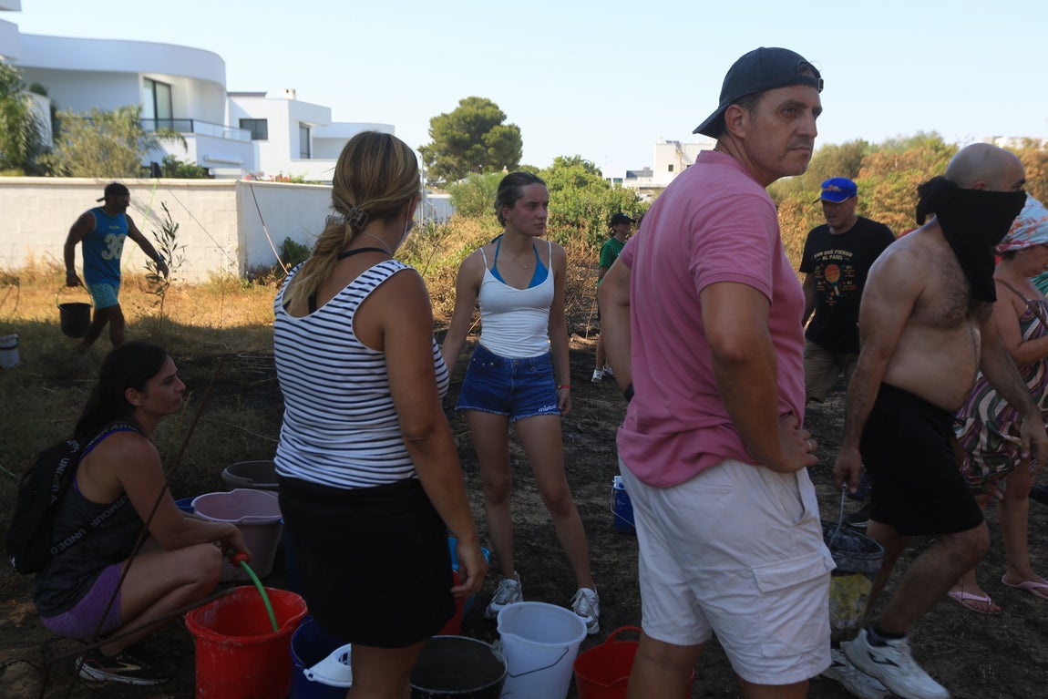 Fotos: Los vecinos se vuelcan para sofocar el incendio de Chiclana