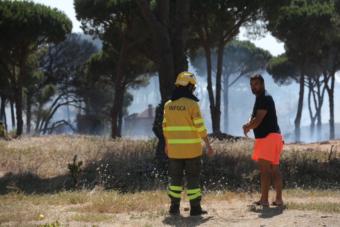 Fotos: Los vecinos se vuelcan para sofocar el incendio de Chiclana
