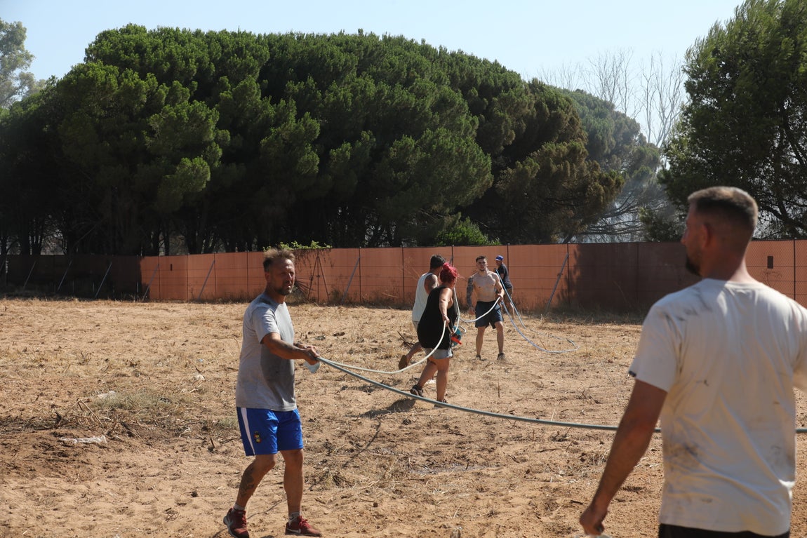 Fotos: Los vecinos se vuelcan para sofocar el incendio de Chiclana