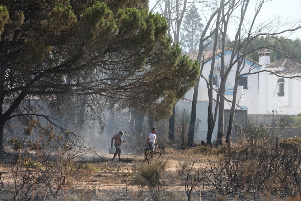 Fotos: Los vecinos se vuelcan para sofocar el incendio de Chiclana