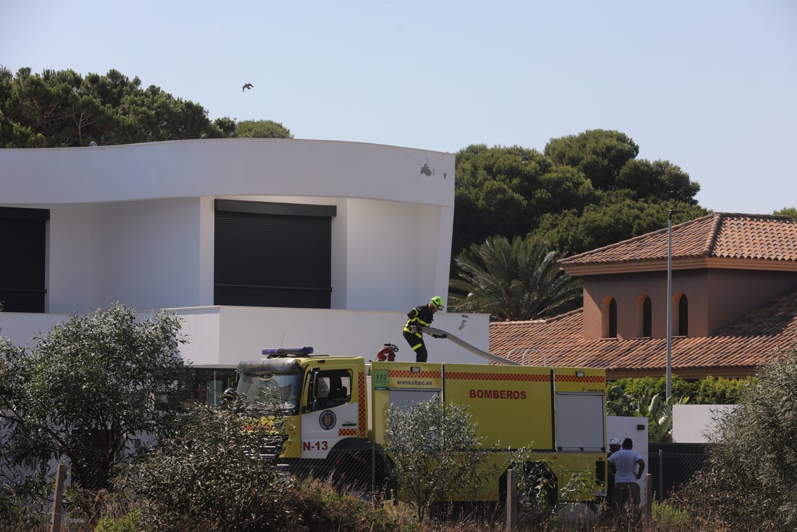 Fotos: Los vecinos se vuelcan para sofocar el incendio de Chiclana
