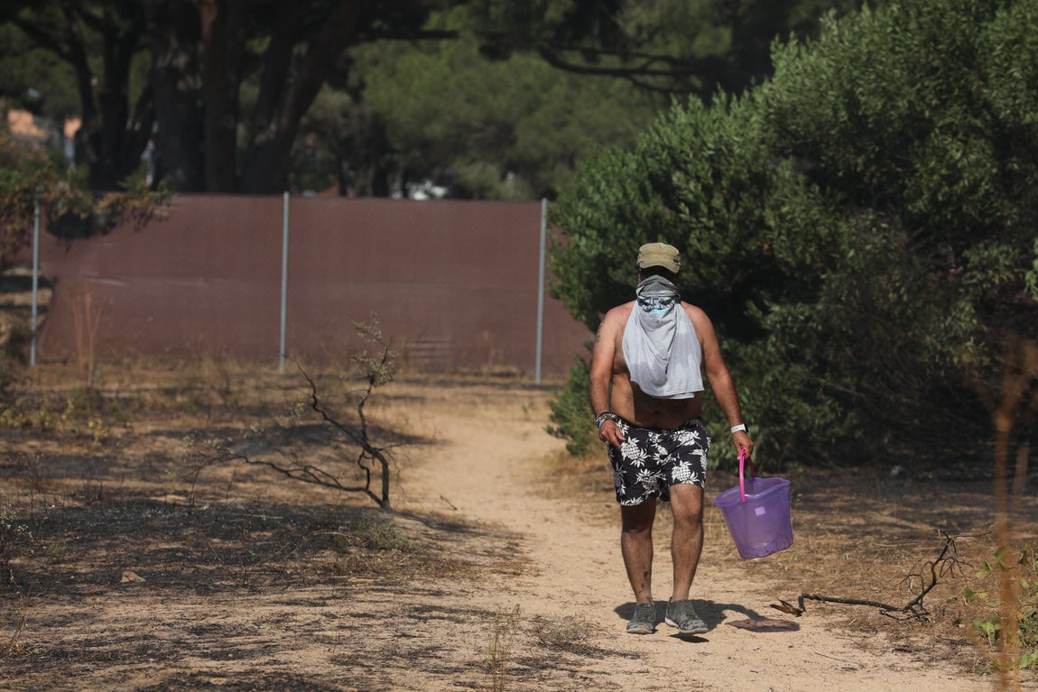 Fotos: Los vecinos se vuelcan para sofocar el incendio de Chiclana