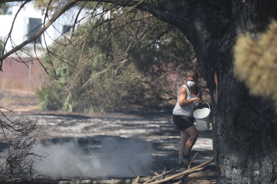 Fotos: Los vecinos se vuelcan para sofocar el incendio de Chiclana