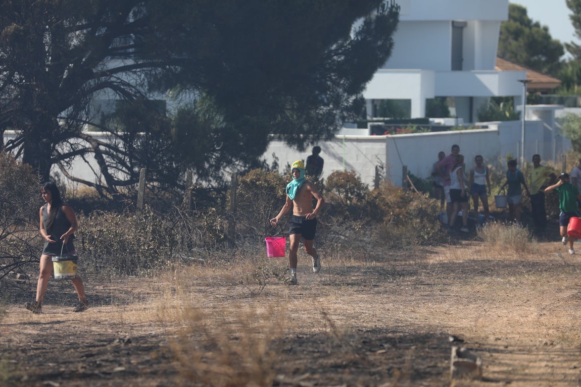 Fotos: Los vecinos se vuelcan para sofocar el incendio de Chiclana