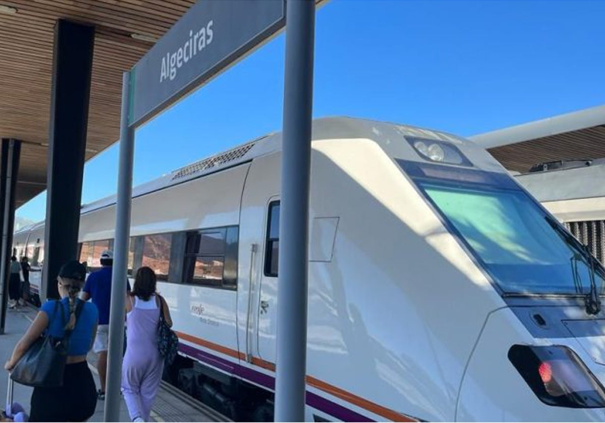 Usuarios de un Media Distancia en la estación de Algeciras