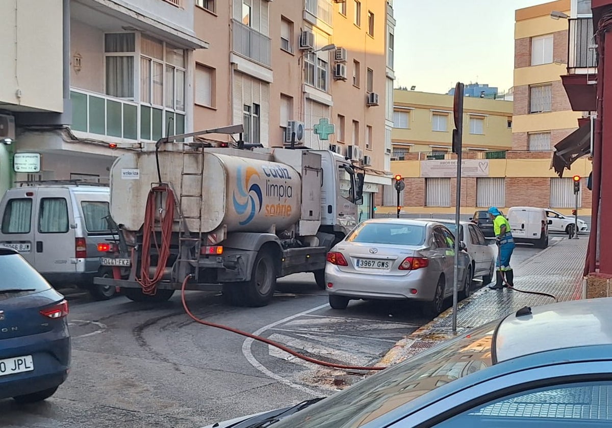Baldeo en una calle de La Laguna de Cádiz