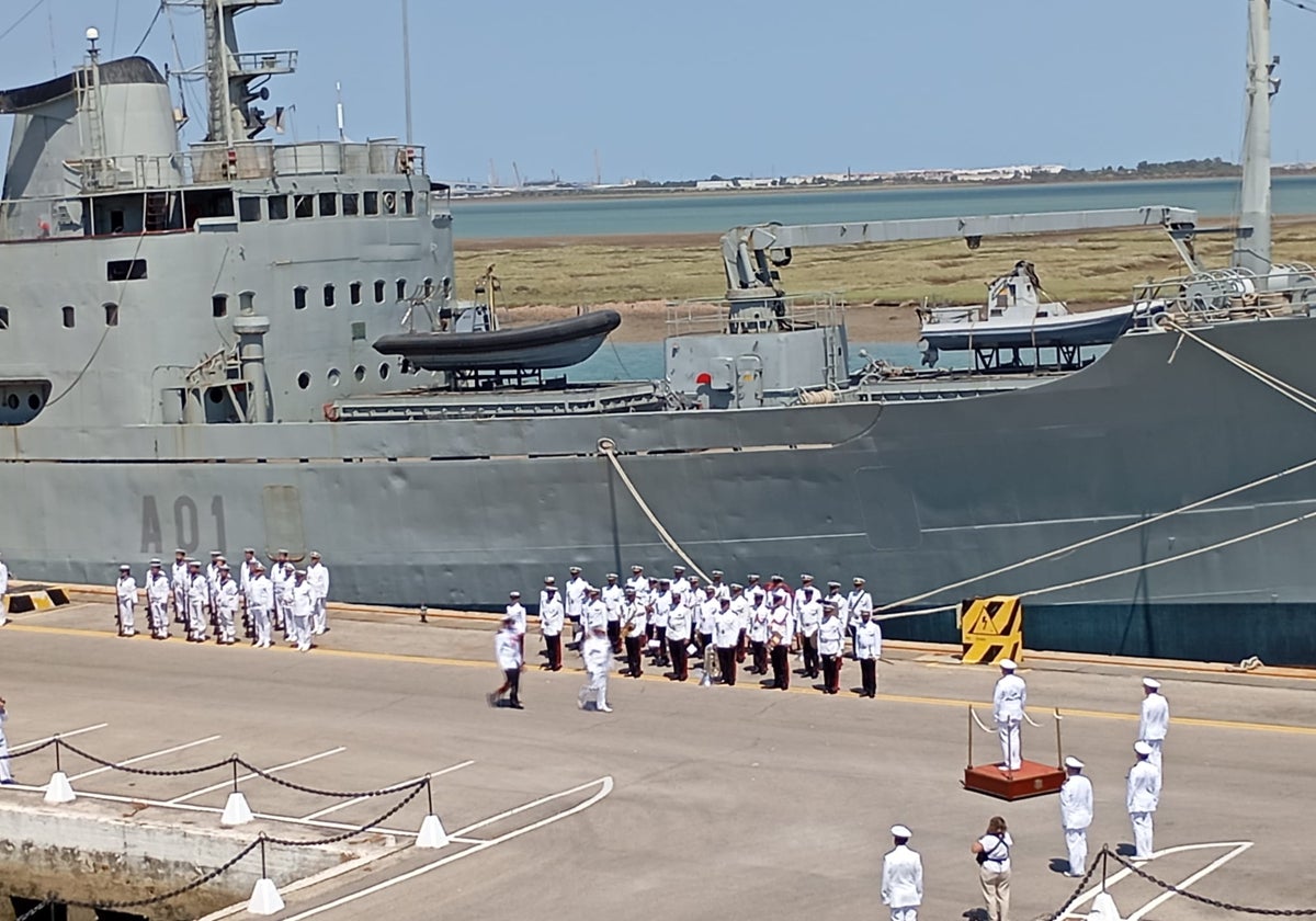 La Base Naval de La Carraca acoge el acto de baja definitiva del Contramaestre Casado