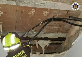 Cae parte del techo de una vivienda en la calle Vea Murgía en Cádiz