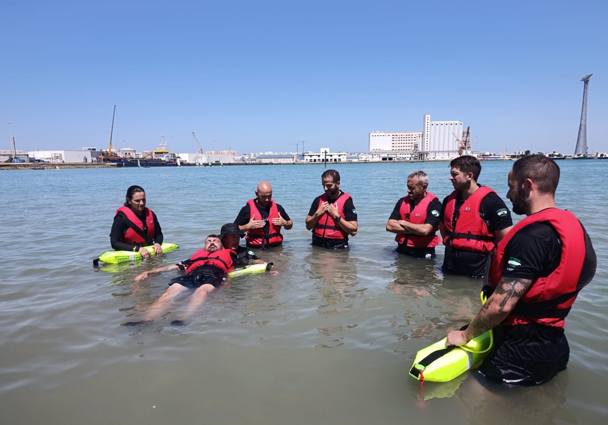 Simulacro convertido en realidad tras encallar una embarcación en la playa de Santa María del Mar de Cádiz