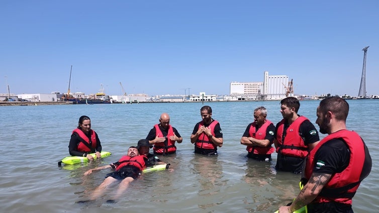 Simulacro convertido en realidad  tras encallar una embarcación en la playa de Santa María del Mar de Cádiz