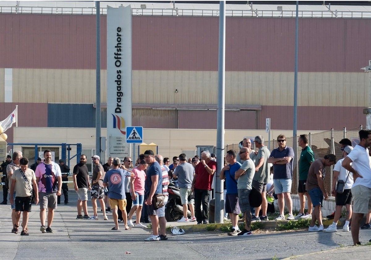 Piquete apostado en la puerta de Dragados Offshore que impide el acceso a las subcontratas