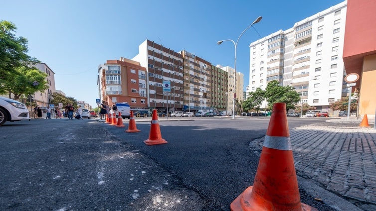 Cádiz avanza en el asfaltado de sus calles en plena ola de calor: así se está trabajando