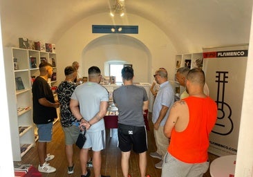 Internos de Puerto III del club de lectura visitan la Feria del Libro de Cádiz