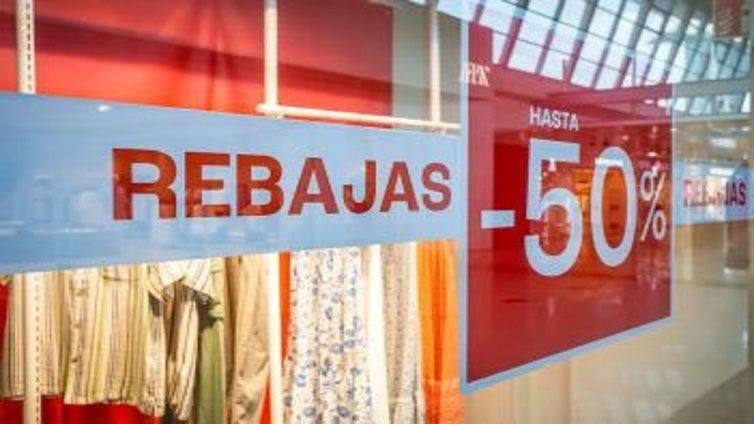 La Junta lleva a cabo más de 100 inspecciones de las rebajas de verano en Cádiz
