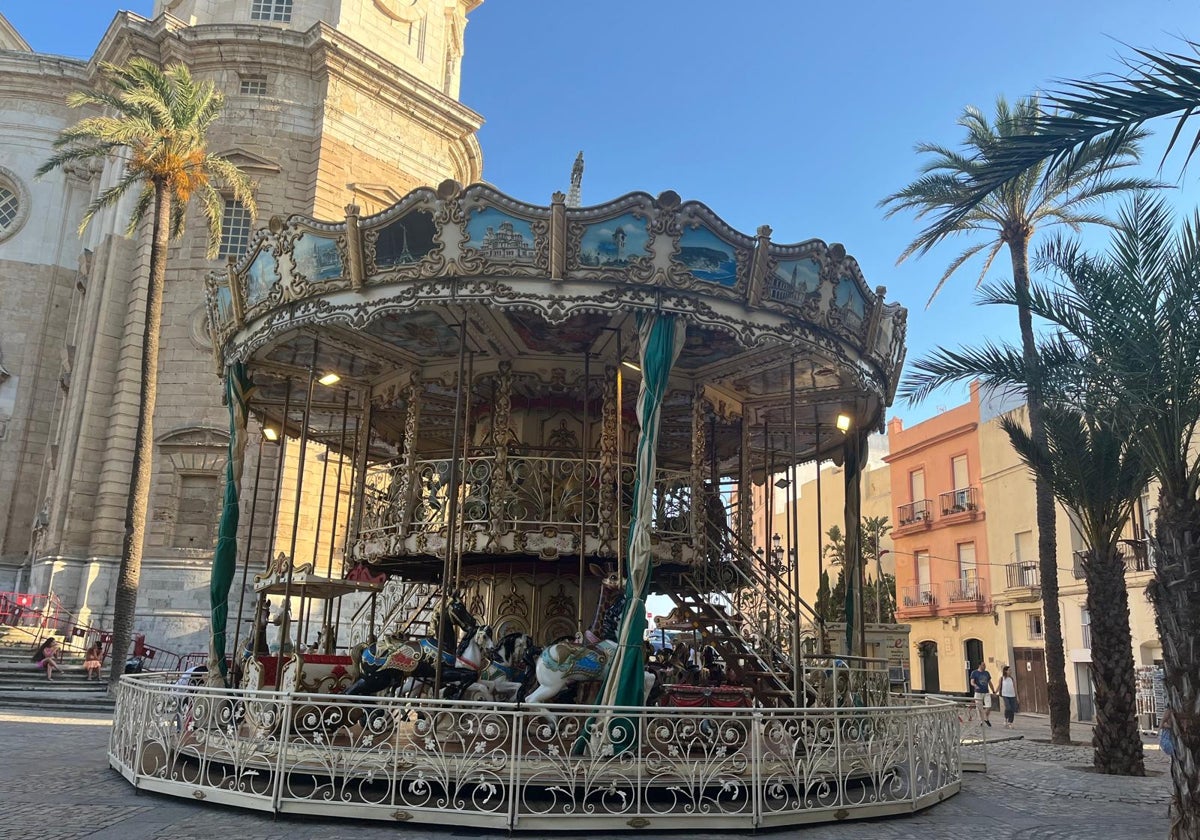 Retrasos en la puesta en marcha del tiovivo de la plaza de la Catedral de Cádiz