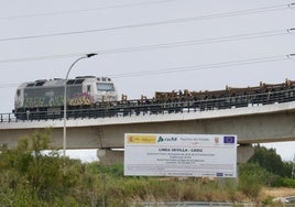 Una locomotora con vagones de carga circula por el nuevo trazado ferroviario de La Cabezuela