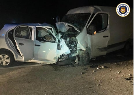 Imagen secundaria 1 - Tragedia en la carretera de Cádiz: Tres muertos y un herido tras una colisión frontal entre un coche y una furgoneta en Arcos