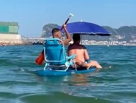 Paddle relax contra el calor en aguas de Cádiz: el ingenio que no cesa