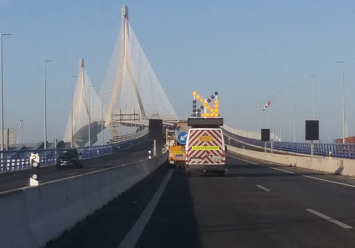 El Gobierno autoriza licitar por 33,7 millones de euros la conservación de los accesos a Cádiz por los puentes de la Constitución y Carranza