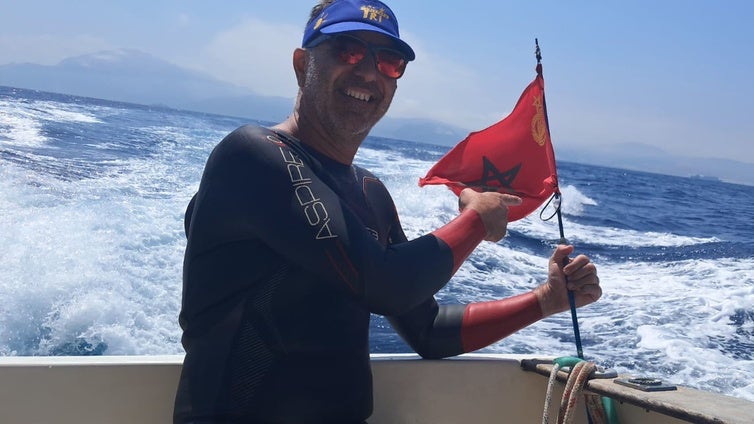 Cruzar el Estrecho a nado y con la visita inesperada de calderones: el reto «inolvidable» del chiclanero Jesús Gómez