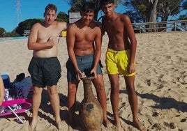 Un joven encuentra una ánfora en el río San Pedro y reaviva la historia milenaria del litoral de Cádiz