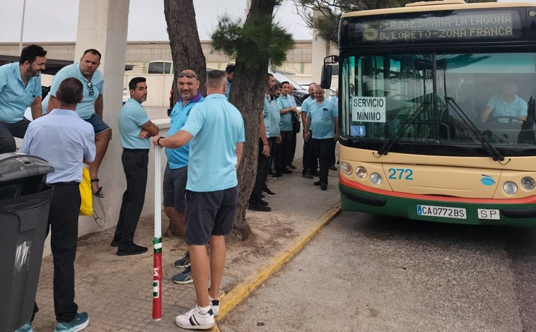 Imagen principal - Distintos momentos de los efectos de la huelga de autobuses urbanos de Cádiz