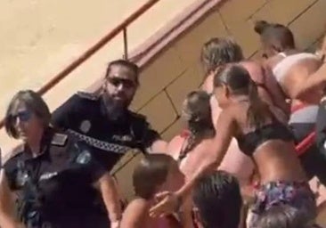 El alcalde de Cádiz sobre la pelea en la playa de Santa María: «Los balonazos no son compatibles»