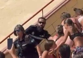 El alcalde de Cádiz sobre la pelea en la playa de Santa María: «Los balonazos no son compatibles»
