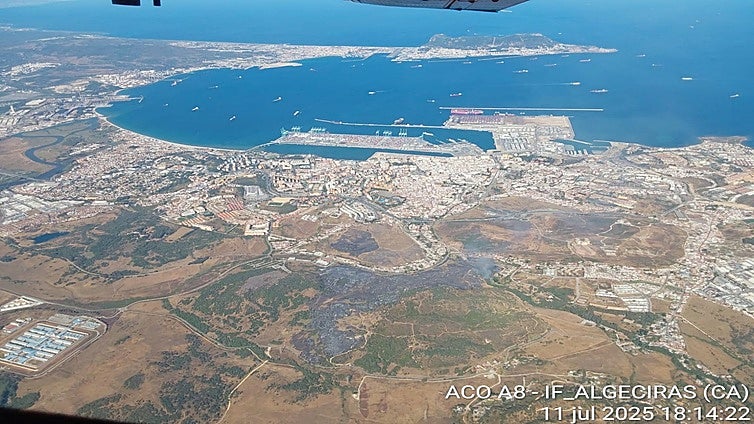 Extinguido el incendio de Algeciras, que obligó a interrumpir el tren y a desalojar 45 viviendas