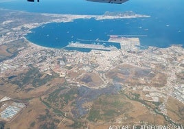 Extinguido el incendio de Algeciras, que obligó a interrumpir el tren y a desalojar 45 viviendas
