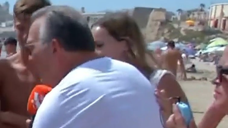 Un bañista de Santa María del Mar habla alto y claro sobre jugar a la pelota: «¡No tenéis derecho!»