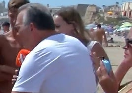 Un bañista de Santa María del Mar habla alto y claro sobre jugar a la pelota: «¡No tenéis derecho!»