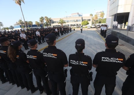 Imagen secundaria 1 - Cádiz incorpora a sus comisarías más de medio millar de agentes de la Policía Nacional: «No podríais haber elegido mejor profesión»