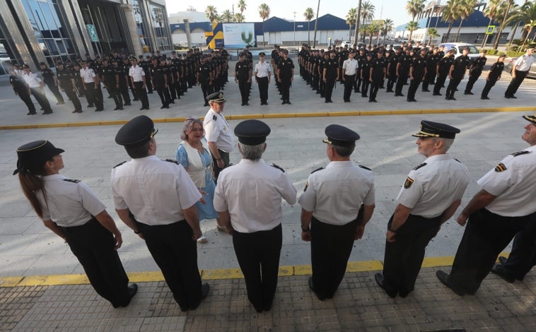 Imagen principal - Cádiz incorpora a sus comisarías más de medio millar de agentes de la Policía Nacional: «No podríais haber elegido mejor profesión»