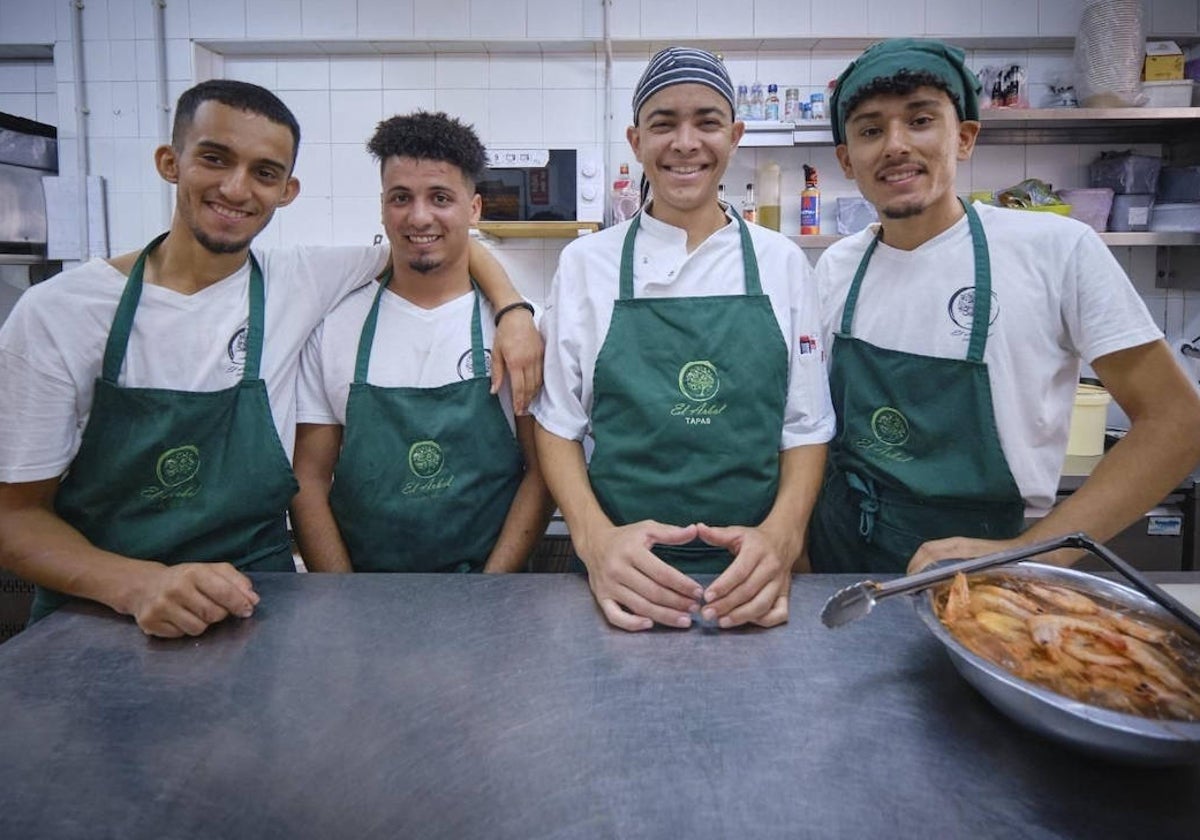 Jóvenes marroquíes que trabajan en la hostelería en Cádiz