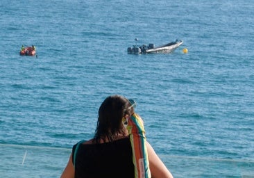 Abandonan una narcolancha frente a la playa de Santa María del Mar en Cádiz