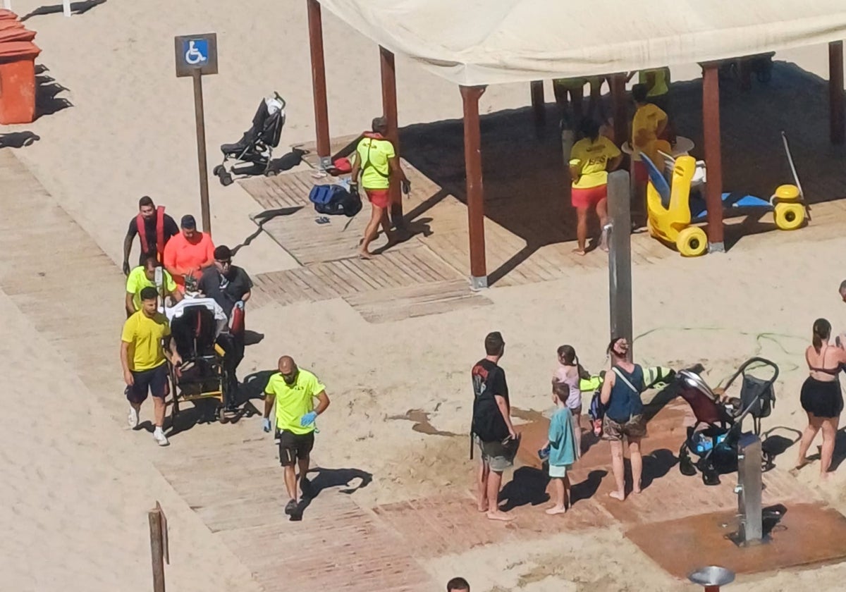 Los socorristas evitan una nueva tragedia en Santa María del Mar: dos personas rescatadas