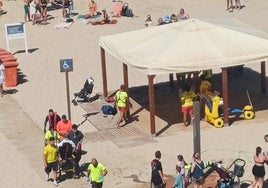 Los socorristas evitan una nueva tragedia en Santa María del Mar: dos personas rescatadas