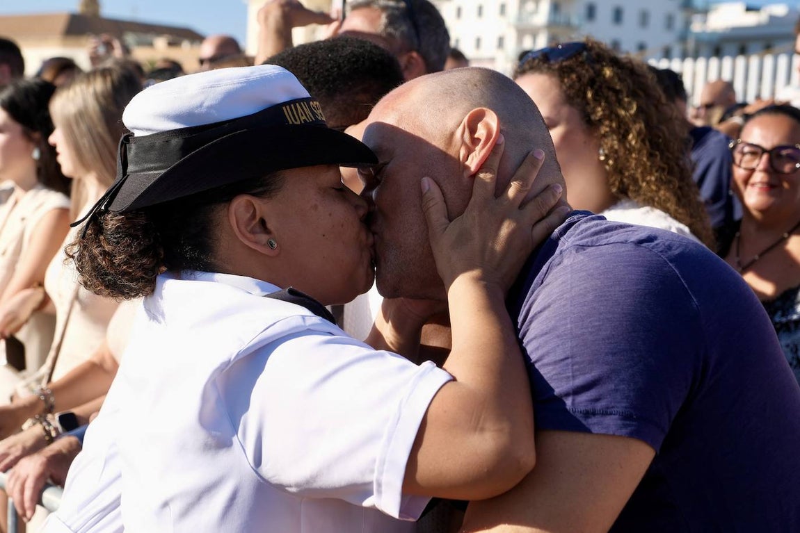 Fotos: Emotivo recibimiento a la dotación del &#039;Elcano&#039; en Cádiz