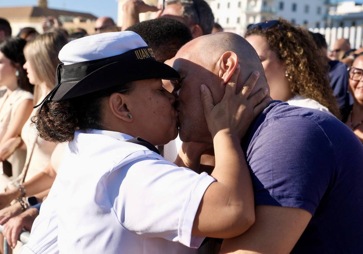 Fotos: Emotivo recibimiento a la dotación del &#039;Elcano&#039; en Cádiz
