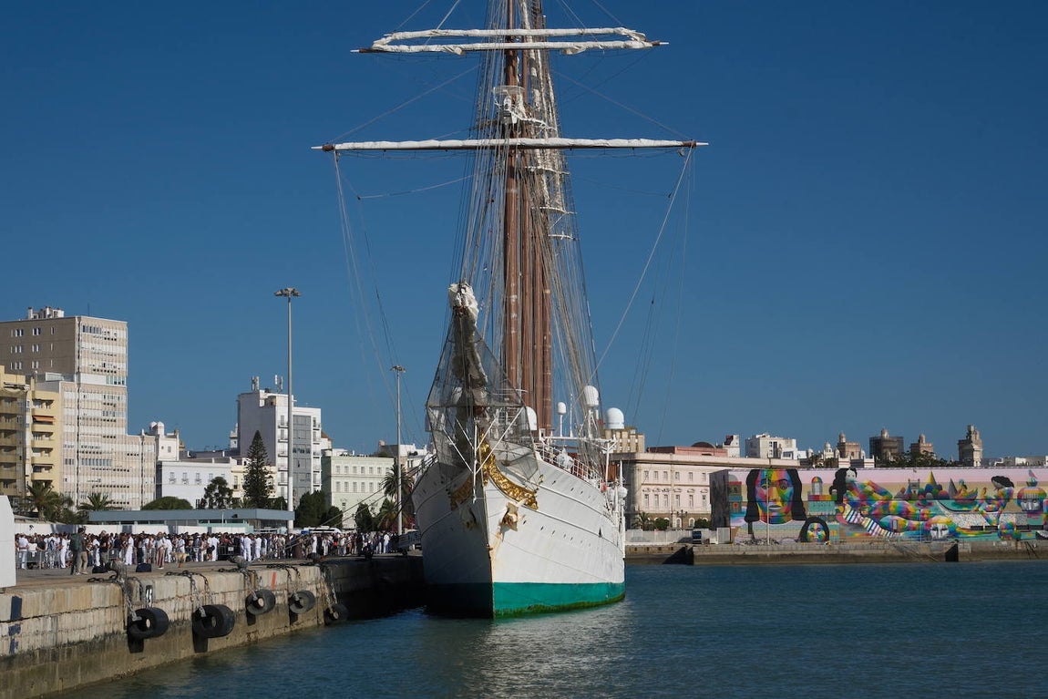Fotos: Emotivo recibimiento a la dotación del &#039;Elcano&#039; en Cádiz