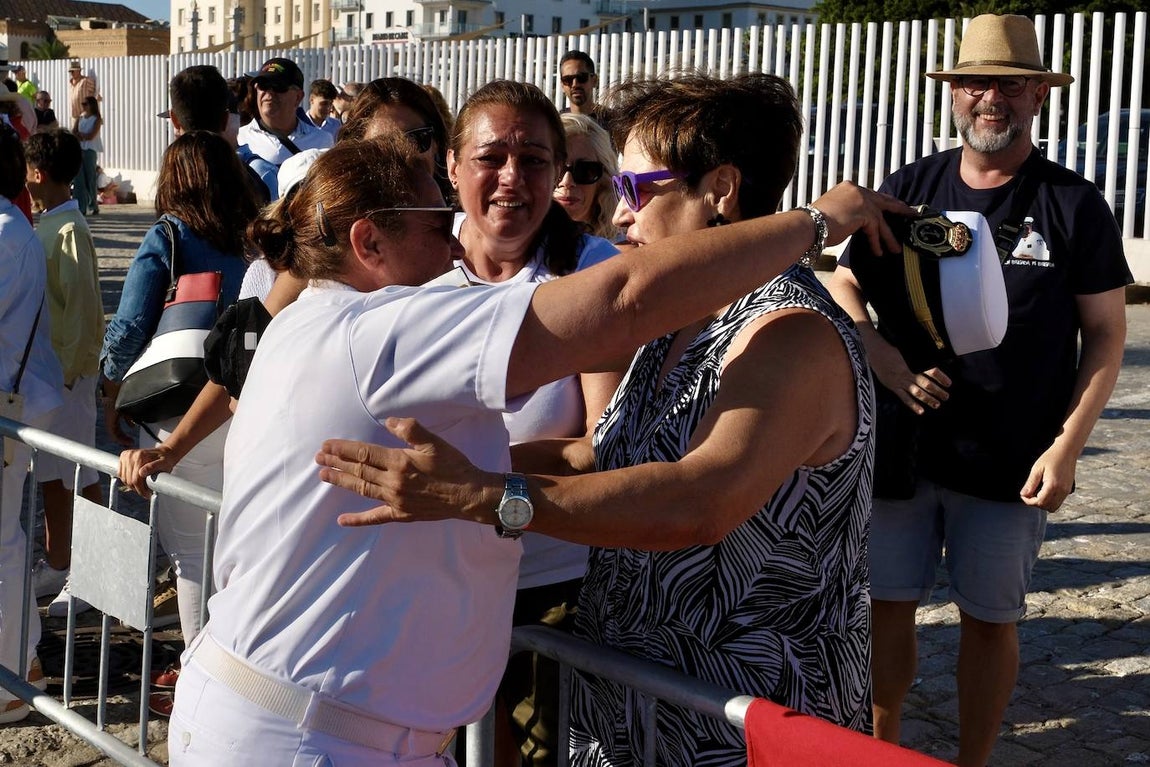 Fotos: Emotivo recibimiento a la dotación del &#039;Elcano&#039; en Cádiz