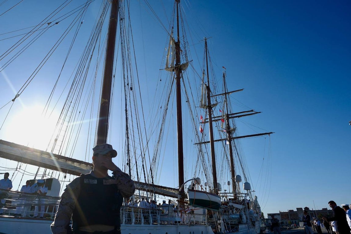 Fotos: Emotivo recibimiento a la dotación del &#039;Elcano&#039; en Cádiz