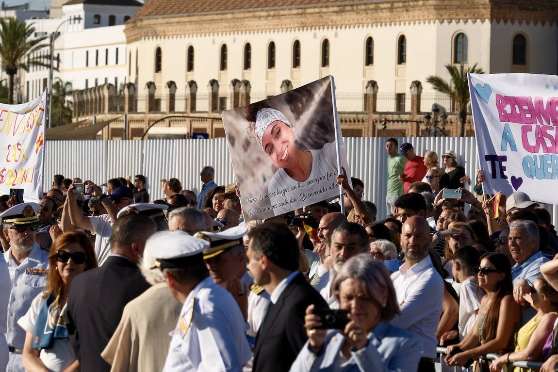 Fotos: Emotivo recibimiento a la dotación del &#039;Elcano&#039; en Cádiz