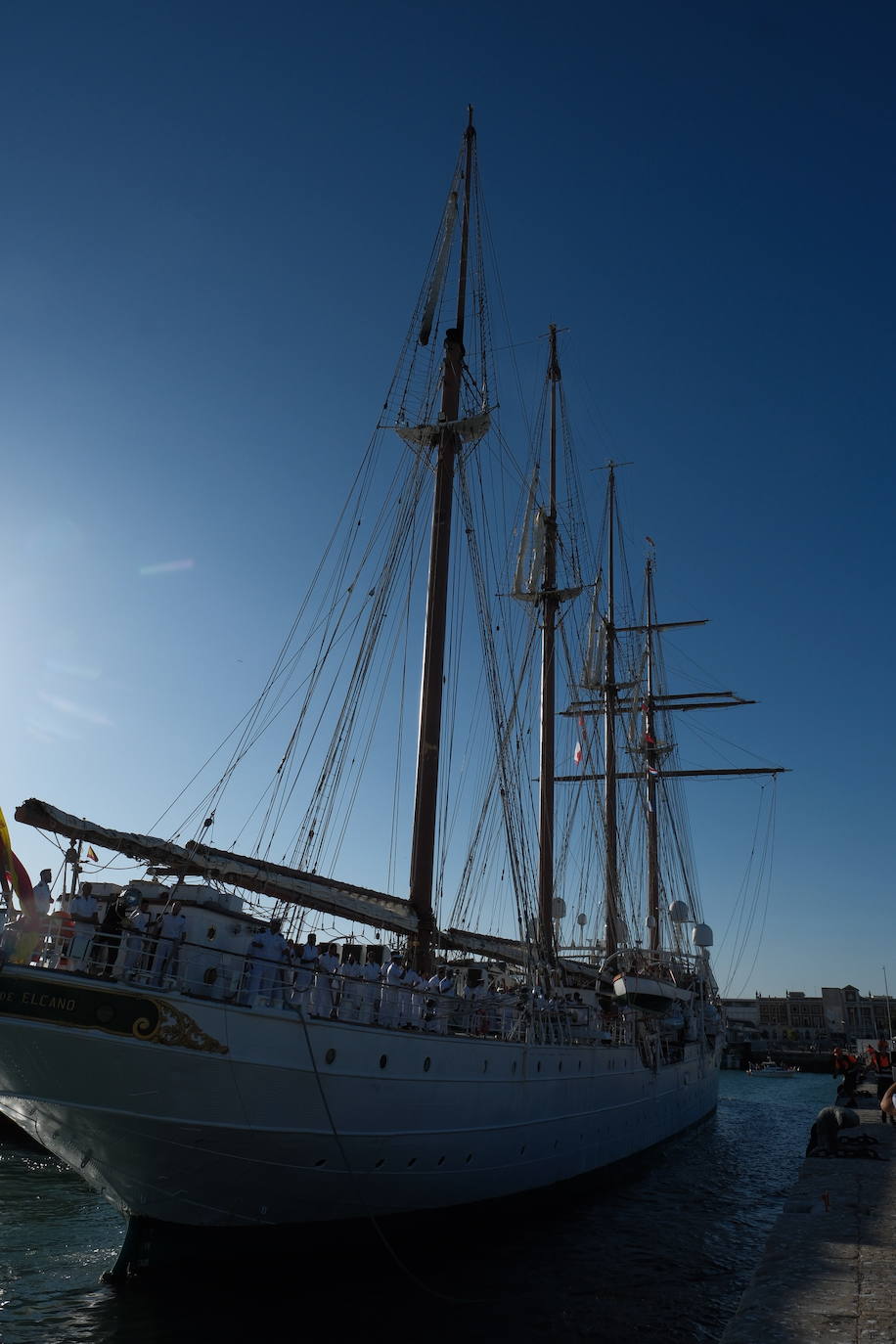 Fotos: Emotivo recibimiento a la dotación del &#039;Elcano&#039; en Cádiz