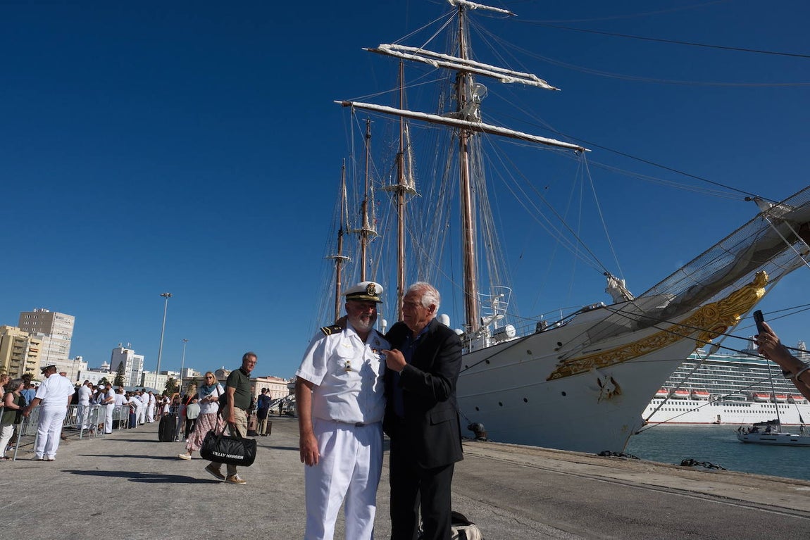 Fotos: Emotivo recibimiento a la dotación del &#039;Elcano&#039; en Cádiz