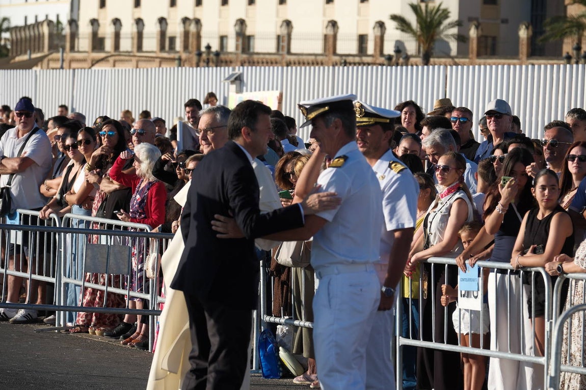 Fotos: Emotivo recibimiento a la dotación del &#039;Elcano&#039; en Cádiz