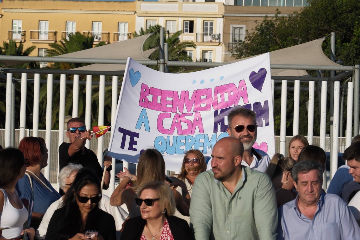 Fotos: Emotivo recibimiento a la dotación del &#039;Elcano&#039; en Cádiz