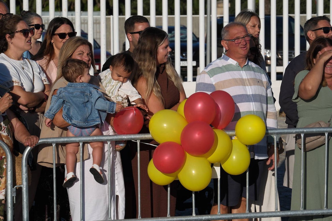 Fotos: Emotivo recibimiento a la dotación del &#039;Elcano&#039; en Cádiz